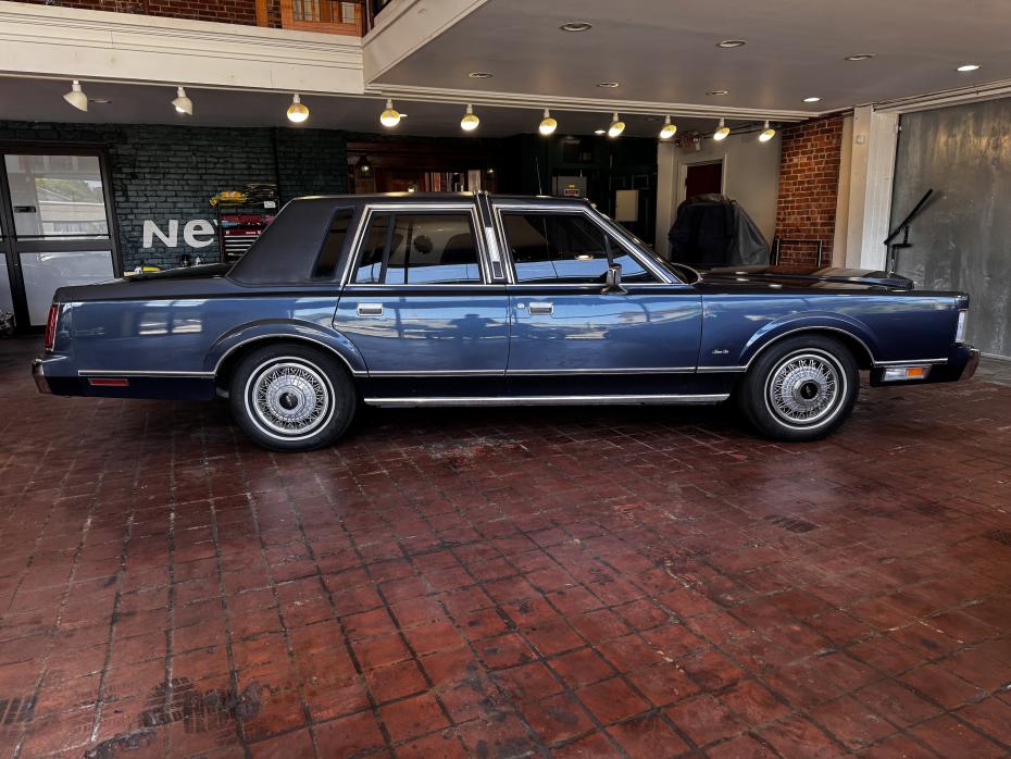 lincoln town car 1988 1LNBM81FXJY632145 image lincoln town car 1988 1LNBM81FXJY632145 image